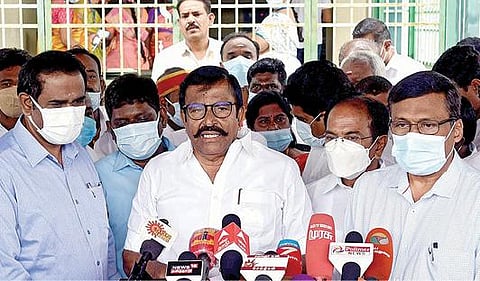 சேலத்தில் செய்தியாளர்களிடம் பேசிய நகராட்சி நிர்வாகத் துறை அமைச்சர் கே.என்.நேரு. உடன், ஆட்சியர் கார்மேகம் உள்ளிட்டோர். படம்: எஸ்.குரு பிரசாத்.