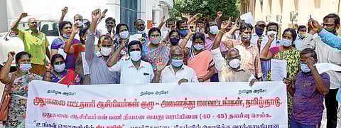 ஆசிரியர் பணிக்கான வயது வரம்பை தளர்த்தக் கோரி, சென்னை நுங்கம்பாக்கத்தில் உள்ள டிபிஐ வளாகத்தில் 40 வயதைக் கடந்த பி.எட். பட்டதாரிகள் நேற்று ஆர்ப்பாட்டத்தில் ஈடுபட்டனர்.படம்: பு.க.பிரவீன்