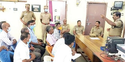 ஆரணியில் டாஸ்மாக் மதுபானக்கடை ஊழியர்கள் பங்கேற்ற கலந்தாய்வு கூட்டத்தில் பேசும் காவல் துணை கண்காணிப்பாளர் கோட்டீஸ்வரன்.