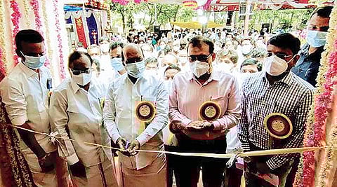 திருவண்ணமலை வட்ட நெடுஞ்சாலை துறை அலுவலகத்தை நேற்று திறந்து வைத்த பொதுப்பணித்துறை அமைச்சர் எ.வ.வேலு. அருகில், அரசு முதன்மை செயலாளர் தீரஜ்குமார் உள்ளிட்டோர்.