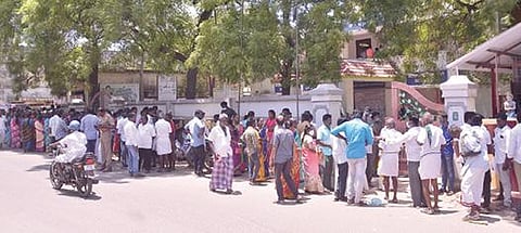 பாளையங்கோட்டை ஊராட்சி ஒன்றிய அலுவலகம் முன் திரண்டிருந்த வேட்பாளர்களின் ஆதரவாளர்கள். படம்: மு.லெட்சுமி அருண்