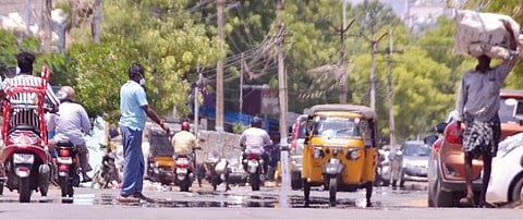கடும் வெயிலால் பாளையங்கோட்டை மகாராஜ நகர் பகுதி சாலைகளில் கானல் நீர் தெரிந்தது. படம்: மு.லெட்சுமி அருண்