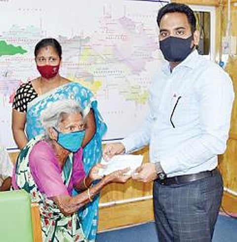 பட்டாசு ஆலை வெடிவிபத்தில் உயிரிழந்தோர் குடும்பத்தினருக்கு காசோலையை வழங்கிய மாவட்ட ஆட்சியர் ஜெ.மேகநாதரெட்டி.