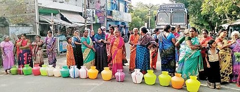 காலிக் குடங்களுடன் விருதுநகர் டிடிகே சாலையில் மறியல் செய்த பொதுமக்கள்.