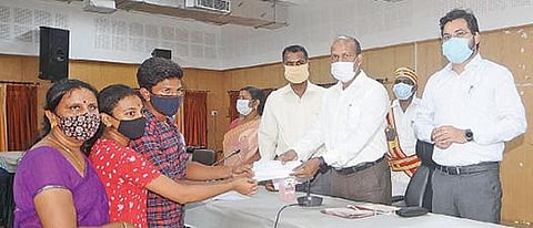 கடலூரில் கரோனா நோய் தொற்றால் பெற்றோரில் ஒருவரை இழந்த வாரிசுதார ருக்கு முதல்வர் பொது நிவாரண நிதியின் கீழ் ரூ. 3 லட்சத்துக்கான காசோலையை மாவட்ட ஆட்சியர் கி.பாலசுப்பிரமணியன் வழங்கினார்.