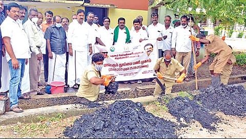 பர்கூர் பேரூராட்சியில் மேற்கொள்ளப்பட்டு வரும் மழைநீர் வடிகால் தூய்மைப் பணிகளை பர்கூர் எம்எல்ஏ மதியழகன் பார்வையிட்டார்.