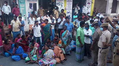 திருவண்ணாமலை பே கோபுரத் தெருவில் ராஜ் மருத்துவமனை முன்பு சாலை மறியலில் ஈடுபட்ட ராஜகுமாரியின் உறவினர்கள்.