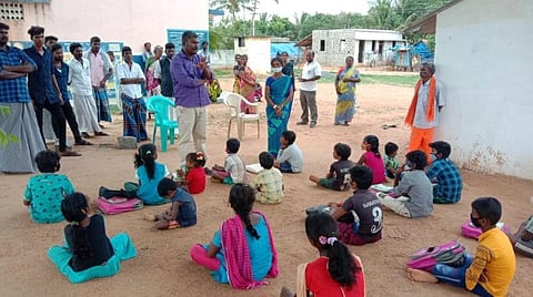 பாடம் நடத்தும் ஸ்வீட் டிரஸ்ட் பாய்ஸ் ஒருங்கிணைப்பாளர் இளவரசன்.