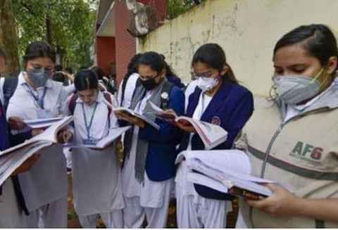 கரோனாவால் பெற்றோர்களை இழந்த மாணவர்களிடம் எவ்விதத் தேர்வுக் கட்டணமும் வசூலிக்கக் கூடாது: சிபிஎஸ்இ