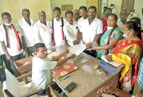 ஊரக உள்ளாட்சி தேர்தலில் போட்டியிட வேலூர் ஊராட்சி ஒன்றியம் அலுவலகத்தில் நேற்று வேட்புமனு தாக்கல் செய்த திமுக மற்றும் அதிமுகவினர்.படங்கள்: வி.எம்.மணிநாதன்.