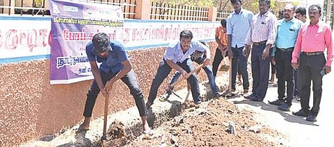 சாயர்புரம் போப் கல்லூரியில் வடிகால்களை தூர்வாரி சுத்தம் செய்யும் பணியில் ஈடுபட்ட நாட்டு நலப்பணித் திட்ட மாணவர்கள்.