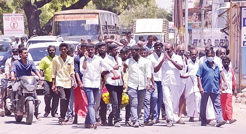 பாளையங்கோட்டை ஊராட்சி ஒன்றிய அலுவலகம் முன் வேட்புமனு தாக்கலின் இறுதி நாளான நேற்று கடும் கூட்டம் காணப்பட்டது.(அடுத்தபடம்) பாளையங்கோட்டை ஊராட்சி ஒன்றிய அலுவலகம் உள்ள சாலையில் கடும் போக்குவரத்து நெரிசல் நிலவியது. படங்கள்: மு.லெட்சுமி அருண்