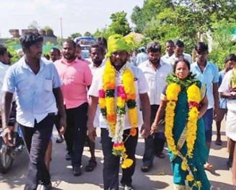 சேந்தமங்கலம் ஊராட்சி மன்றத் தலைவர் பதவிக்கு வேட்புமனுத் தாக்கல் செய்துவிட்டு வரும் தம்பதி.