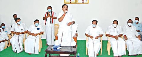 சேலம் ஓமலூரில் உள்ள புறநகர் மாவட்ட அதிமுக அலுவலகத்தில் ஆலோசனைக் கூட்டம் நடந்தது. இதில், அதிமுக இணை ஒருங்கிணைப்பாளர் பழனிசாமி பேசினார்.