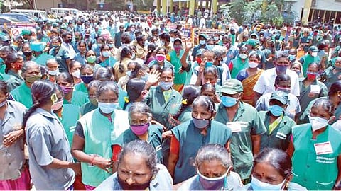 ஈரோடு ஆட்சியர் அலுவலகத்தில் மனு அளிக்க மாவட்டத்தின் பல்வேறு பகுதிகளில் இருந்தும் திரளாக வந்திருந்த உள்ளாட்சித்துறை பணியாளர்கள்.