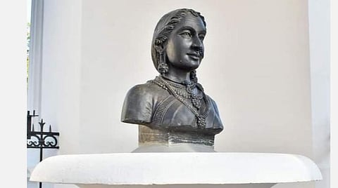 புதுவை மக்களுக்குக் குடிநீர் தர தனது மாளிகையை இடித்த ஆயி அம்மையாருக்குப் புதிதாக சிலை