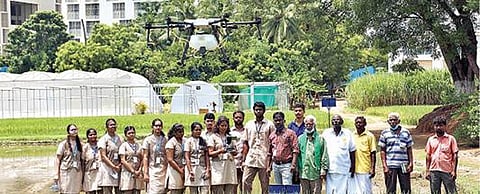 வேலூர் விஐடி வேளாண் துறை சார்பில் ட்ரோன் இயக்கம் குறித்து மாணவர்களுக்கு செயல்விளக்க பயிற்சி அளிக்கப்பட்டது.