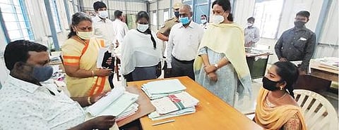 ஆற்காடு வட்டார வளர்ச்சி அலுவலகத்தில் நடைபெற்ற மனுக்கள் மீதான பரிசீலனை பணியை ஆய்வு செய்த தேர்தல் பார்வையாளர் சாந்தா. அருகில், மாவட்ட ஆட்சியர் பாஸ்கர பாண்டியன் உள்ளிட்டோர்.