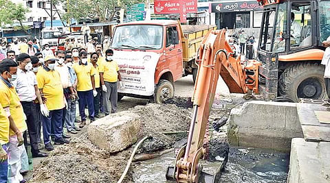 தி.மலையில் நேற்று நடைபெற்ற மழைநீர் வடிகால் தூய்மைப் பணியை ஆய்வு செய்த பொதுப்பணித் துறை அமைச்சர் எ.வ.வேலு. அருகில், மாவட்ட ஆட்சியர் பா.முருகேஷ், நாடாளுமன்ற உறுப்பினர் அண்ணாதுரை, சட்டப்பேரவை உறுப்பினர் கிரி உள்ளிட்டோர்.