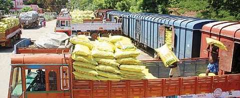 குஜராத் மாநிலத்திலிருந்து சரக்கு ரயில் மூலம் திருநெல்வேலி சந்திப்பு ரயில்நிலையத்துக்கு 2,600 டன் டிஏபி மற்றும் காம்ப்ளக்ஸ் உரம் வந்தது. இதில் 1,050 டன் டிஏபி உரத்தை தூத்துக்குடி மாவட்டத்துக்கு அனுப்புவதற்காக லாரிகளில் தொழிலாளர்கள் ஏற்றுகின்றனர். படம்: மு.லெட்சுமி அருண்