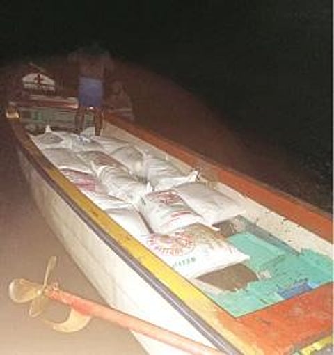 தூத்துக்குடியிலிருந்து பைபர் படகில் இலங்கைக்கு கடத்த முயன்ற போது, கியூ பிரிவு போலீஸாரால் பறிமுதல் செய்யப்பட்ட மஞ்சள் மூட்டைகள்.