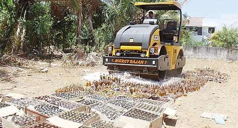 திருநெல்வேலியில் ரூ.13 லட்சம் மதிப்புள்ள மதுபாட்டில்கள் ரோடுரோலர் மூலம் உடைத்து அழிக்கப்பட்டன.