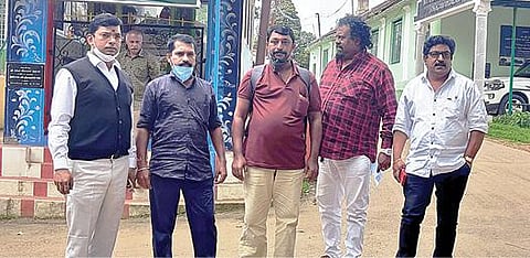 உதகை பழைய எஸ்பி அலுவலகத்துக்கு விசாரணைக்கு ஆஜரான சதீசன், பிஜின் குட்டி. படம்: ஆர்.டி.சிவசங்கர்