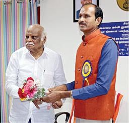 மத்திய செம்மொழி தமிழாய்வு நிறு வனத்தின் துணைத் தலைவராகபொறுப்பேற்ற இ.சுந்தரமூர்த்திக்கு செம்மொழி நிறுவனத்தின் இயக்குநர் இரா.சந்திரசேகரன் பூங்கொத்து வழங்கி வரவேற்றார்.