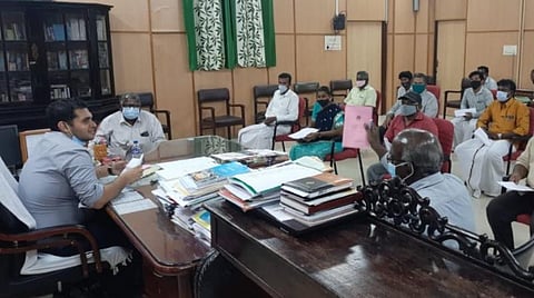 காரைக்கால் மாவட்ட ஆட்சியர் அர்ஜுன் சர்மா தலைமையில் நடைபெற்ற தேர்தல் நடைமுறைகள் தொடர்பான கூட்டத்தில் பங்கேற்ற அச்சக உரிமையாளர்கள்.