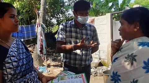 காரைக்கால் மாவட்டம் மேல பொன்பேற்றி பகுதியில் டெங்கு பரவல் குறித்து பொதுமக்களிடம் விழிப்புணர்வு ஏற்படுத்திய சுகாதாரப் பணியாளர்கள்.