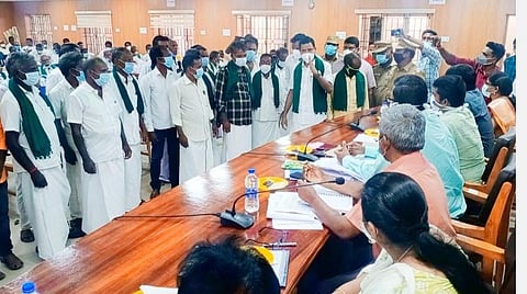 குறைதீர்க்கும் கூட்டத்தை ரத்து செய்யக் கோரி தஞ்சை ஆட்சியர் முன்பு விவசாயிகள் திடீர் தர்ணா