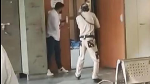 டெல்லி நீதிமன்ற அறையில் ரவுடி சுட்டுக்கொலை: வழக்கறிஞர் உடையில் வந்த ‘துப்பாக்கி ஆசாமி’களும் பலி