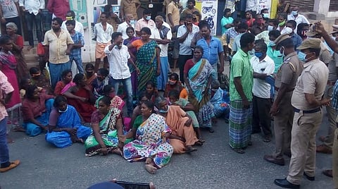 மக்கள் சாலை மறியல்.