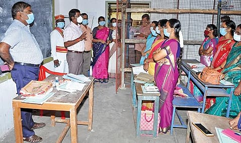 வளவனூர் அரசு மேல்நிலைப்பள்ளி தேர்தல் பயிற்சி வகுப்பில் வாக்குச் சாவடி நிலைய அலுவலர்களுக்கு உரிய அறிவுறுத்தல்களைத் தரும் ஆட்சியர் மோகன்.