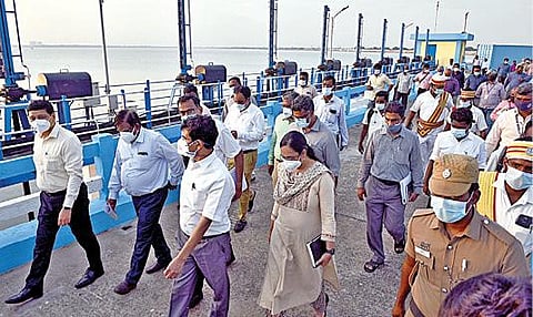 செம்பரம்பாக்கம் ஏரியை தமிழக தலைமைச் செயலாளர் இறையன்பு நேற்று ஆய்வு செய்தார். உடன் பொதுப்பணித் துறை செயலர் சந்தீப் சக்சேனா, காஞ்சிபுரம் ஆட்சியர் ஆர்த்தி உள்ளிட்டோர். படம் : எம்.முத்துகணேஷ்