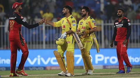 வெற்றிக்குப்பின் ஆர்சிபி வீரரிடம் வாழ்த்துக் கூறிய சிஎஸ்கே கேப்டன் தோனி, ரெய்னா | படம் உதவி ட்விட்டர்