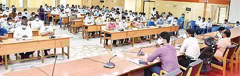 திருவண்ணாமலை மாவட்டத்தில் 3-ம் கட்ட தடுப்பூசி முகாம் குறித்து நடைபெற்ற ஆய்வுக் கூட்டத்தில் பேசும் ஆட்சியர் பா.முருகேஷ்.