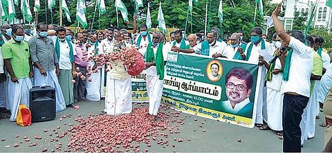 திருப்பூர் ஆட்சியர் அலுவலகம் முன்பு - வெங்காயத்தை தரையில் கொட்டி விவசாயிகள் போராட்டம் :