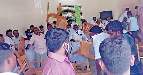 தேவகோட்டையில் காங்கிரஸ் ஆலோசனைக் கூட்டத்தில் இருக்கைகளை கொண்டு தாக்கிக் கொண்ட நிர்வாகிகள்.