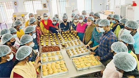 தூத்துக்குடி மீன்வளக் கல்லூரியில் நடைபெற்ற ‘கடல் உணவுப் பொருட்களில் தொழில் முனைதல்’ பயிற்சியில் பங்கேற்ற அன்னம்மாள் கல்வியியல் கல்லூரி மாணவிகள்.