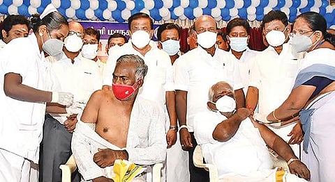 திருச்சி ஜான் வெஸ்ட்ரி பள்ளியில் நேற்று நடைபெற்ற கரோனா தடுப்பூசி முகாமைப் பார்வையிடும் அமைச்சர்கள் கே.என்.நேரு, மா.சுப்பிரமணியன். படம்: ஜி.ஞானவேல்முருகன்