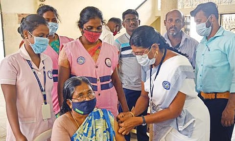 தூத்துக்குடி பிரையண்ட் நகர் பகுதியில் நடைபெற்ற கரோனா தடுப்பூசி சிறப்பு முகாமில் தடுப்பூசி போட்டுக் கொண்ட பெண். படம்: என்.ராஜேஷ்