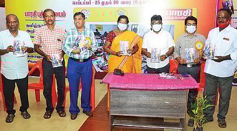 சிவகங்கையில் நடைபெற்ற புத்தக திருவிழாவில் எழுத்தாளர் அ.ஈஸ்வரன் எழுதிய ‘நம்மை நாம் அறிவோம்’ என்ற நாடக நூலை வெளியிட்ட தமிழ் வளர்ச்சித் துறை உதவி இயக்குநர் நாகராசன்.