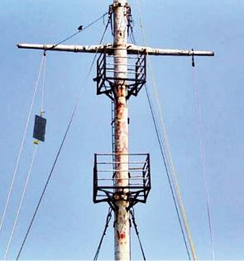 கடலூர் துறைமுகத்தில் 2-ம் எண் புயல் எச்சரிக்கை கூண்டு ஏற்றப்பட்டுள்ளது.