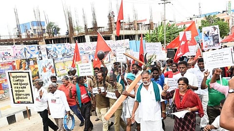 திருச்சியில் தெப்பக்குளம் அஞ்சல் நிலையத்தை முற்றுகையிடச் சென்ற பல்வேறு விவசாய அமைப்பினர் மற்றும் தொழிற் சங்கத்தினர். | படம்: ஜி.ஞானவேல் முருகன்.