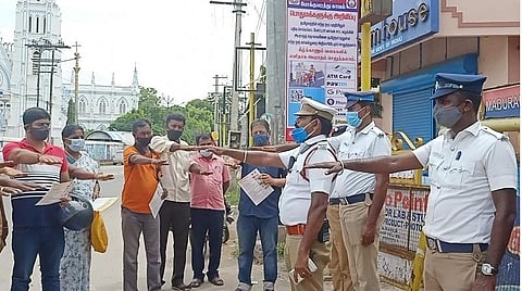 கியூ ஆர் கோடு ஸ்கேன் மூலம் போக்குவரத்து விதிமீறலுக்கான அபராதம்: தமிழகத்தில் முதன்முறையாக மதுரையில் அறிமுகம்