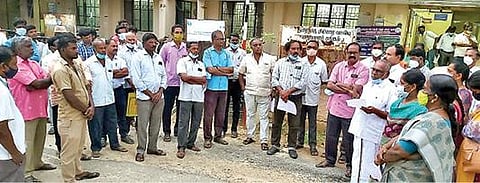 திருப்பத்தூரில் ஆர்ப்பாட்டத்தில் ஈடுபட்ட மின்வாரிய தொழிற்சங்கத்தினர்.படம்:ந.சரவணன்.