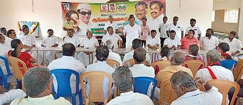 திருநெல்வேலி மாவட்டம் அம்பாசமுத்திரத்தில் திமுக கூட்டணி வேட்பாளர்கள் அறிமுக கூட்டத்தில் பேசுகிறார், கனிமொழி எம்.பி.(அடுத்த படம்) கங்கைகொண்டானில் நடைபெற்ற அதிமுக ஆலோசனைக் கூட்டத்தில் பேசுகிறார், முன்னாள் அமைச்சர் தளவாய் சுந்தரம்.