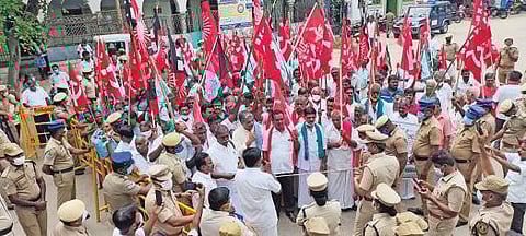 விருதுநகரில் ரயில் மறியலில் ஈடுபட முயன்ற கம்யூனிஸ்ட் கட்சியினர் மற்றும் தொழிற்சங்கத்தினர்.