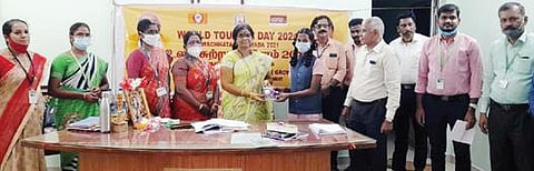 கிருஷ்ணகிரியில் உலக சுற்றுலா தினத்தையொட்டி நடந்த போட்டிகளில் வெற்றி பெற்ற மாணவிகளுக்கு சிஇஓ மகேஸ்வரி பரிசு வழங்கினார்.